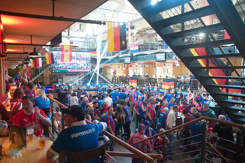 File:2016-06-06 Feier des WSV mit seinen Fans im Wuppertaler Brauhaus 003.jpg