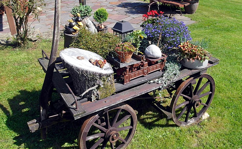 File:20170905115DR Neundorf (Thermalbad Wiesenbad) Handwagen.jpg