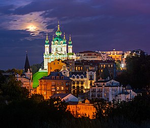 Vista noturna da igreja de Santo André e arredores em Kiev, Ucrânia. A igreja ortodoxa em homenagem a Santo André, o Apóstolo, em estilo barroco é um monumento de arquitetura e pintura do século XVIII de importância mundial. Foi construída entre 1747 e 1762 conforme o projeto do notável arquiteto Bartolomeo Rastrelli. Em 13 de dezembro de 2020 (Dia de Santo André), após 11 anos de obras de conservação e restauro, a igreja foi inaugurada. A partir de 15 de dezembro de 2020, a igreja está aberta a todos. (definição 2 755 × 2 350)