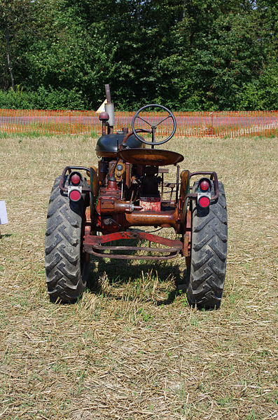 File:3ème Salon des tracteurs anciens - Moulin de Chiblins - 18082013 - Tracteur Farmall - 1950 - arrière.jpg