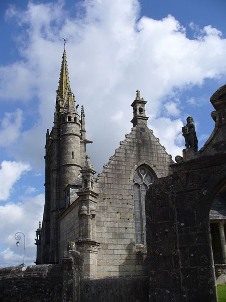 File:4333.Die zweischiffige Kirche Eglise Saint Miliau(16.Jh.)von Guimiliau Baustil - Übergang vom Flamboyant zur Renaissance aus Granit errichtet.JPG