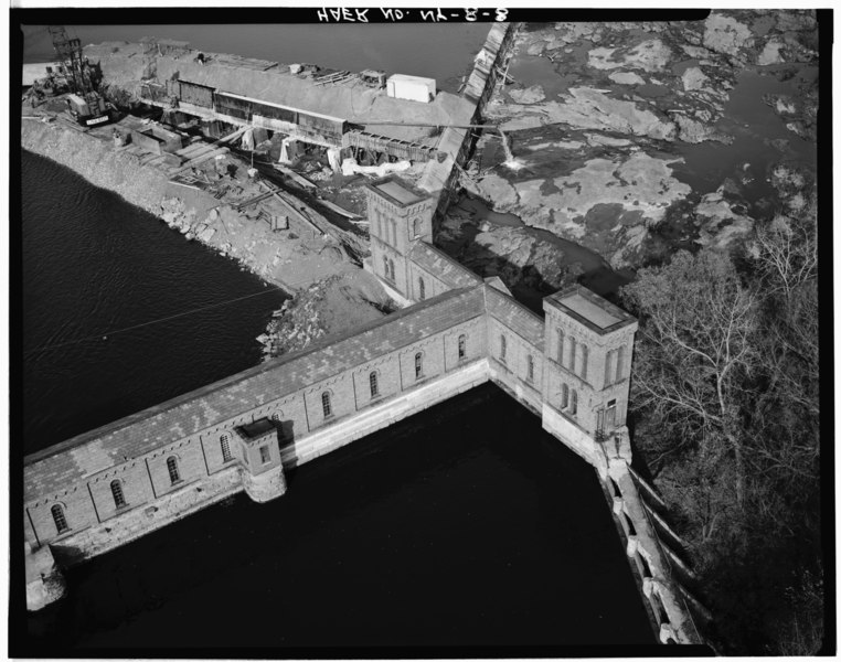 File:AERIAL VIEW FROM SOUTHWEST - Cohoes Company, Gate House No. 1, On Mohawk River, North end of Canal abutting East bank, Cohoes, Albany County, NY HAER NY,1-COHO,3B-8.tif