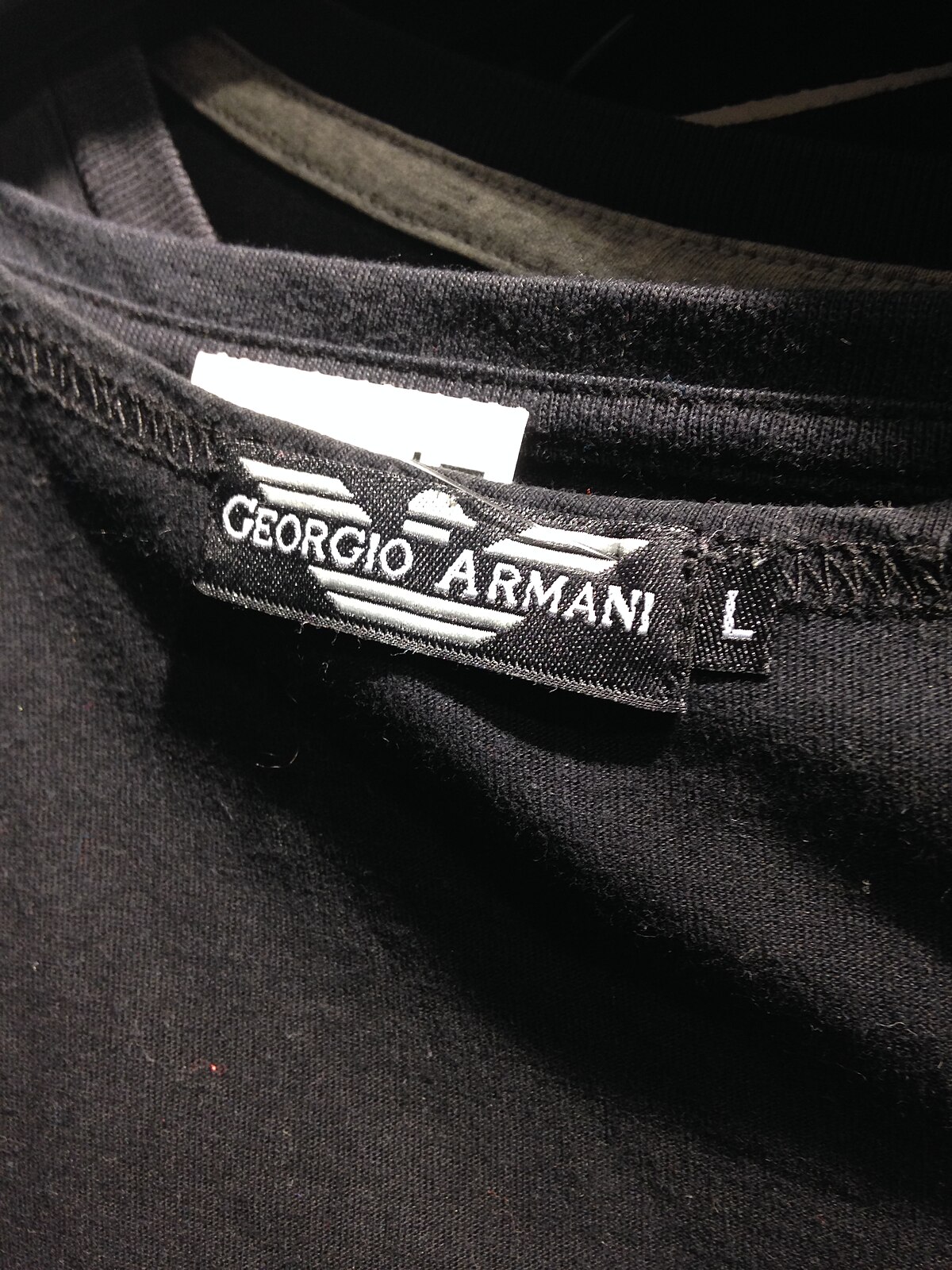 foretage Shah kande File:A counterfeit Giorgio Armani t-shirt.jpg - Wikimedia Commons