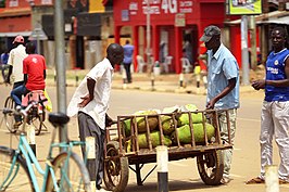 Een straatverkoper met nangka in de stad Lira