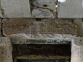 Vue du linteau où se trouvent les hiéroglyphes d'Abydos.