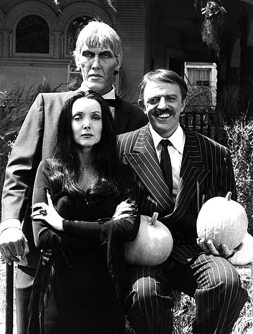 Семейка аддамс фото. Семейка Аддамс. Семейка Аддамс 1977. Halloween with the New Addams Family фильм 1977. Семейка Аддамс фильм 1964.