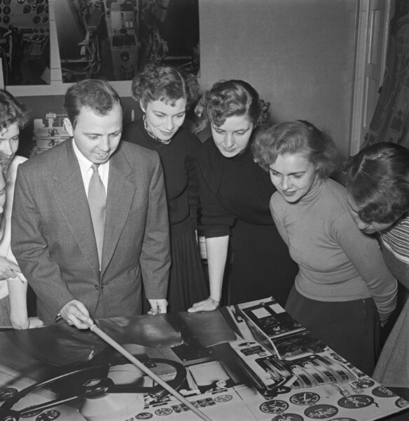 File:Aero Ltd's flight attendant training 1953 (JOKAUAS4 78-9).tif