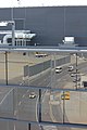 Deutsch: Spiegelung der Fahrzeuge im Gebäude des Gate G Vienna Airport