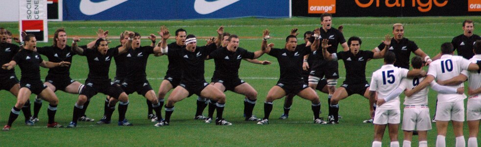 Национальная сборная Новой Зеландии по регби «Олл Блэкс» исполняет хаку «Ка-матэ». Игра против Франции, 2006