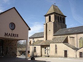 Das Rathaus und die Kirche in Alrance