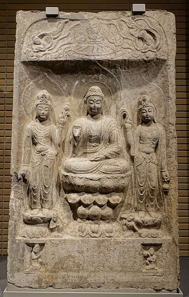 File:Amitabha triad in a niche, Baoqingsi temple, Xi'an, Shaanxi province, China, Tang dynasty, dated 703 AD, limestone DSC08704.jpg