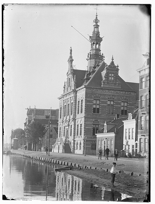 Het juist voltooide Raadhuis van Nieuwer-Amstel aan de Amsteldijk in Amsterdam; 1892.