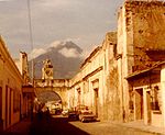 1979 English: Old convent arch with Volcán de Agua in background Español: Arco de Catalina y Volcán de Agua