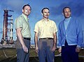 Armstrong (vľavo), Collins (v strede) a Aldrin (vpravo) pózujú pred raketou Saturn V