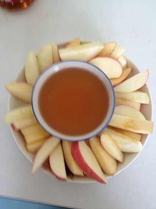 <span class="mw-page-title-main">Apples and honey</span> Ashkenazi Jewish holiday food