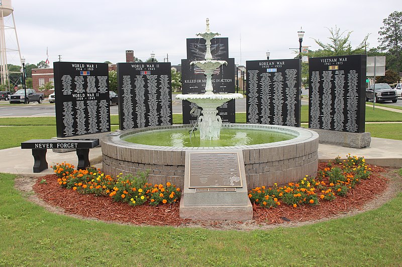 File:Appling County veterans monument and fountain (East face).jpg