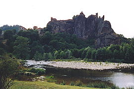 La ville d'Arlempdes, sur des rochers, surplombe la rivière.