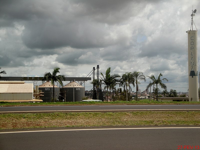 File:Armazéns da Coplana em Jaboticabal visto da SP-333 Km-121 - panoramio.jpg