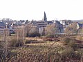 Le chemin menant au Cimetière Français donne un bon point de vue sur le centre d'Auvelais, l'Eglise St Victor et l'arrière de l'Hôtel de Ville.