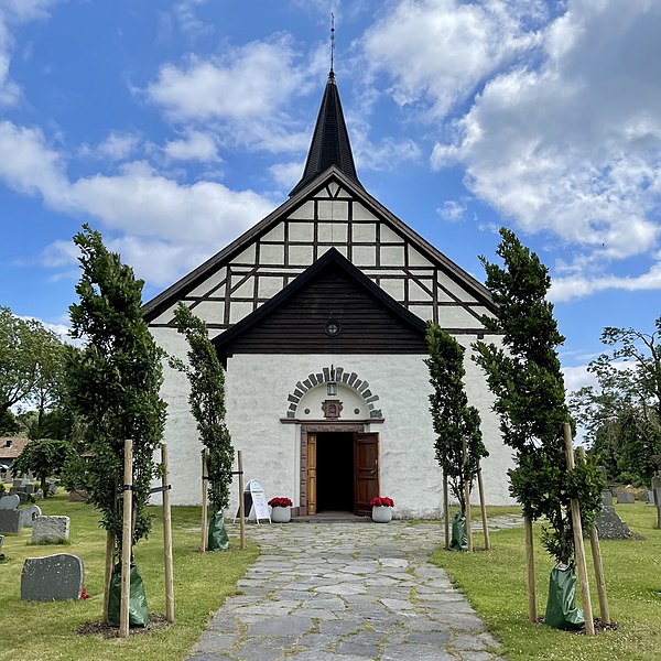 File:BORRE KIRKE medieval church Kirkebakken HORTEN Norway Inngang entrance portal fasade hellegang Nyplanta trær Kirkegård church yard gravlund cemetery gravsteiner etc 2021-07-08 IMG 7968.jpg