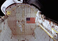 Астронавты Джерри Росс и Джером Эпт во время второго выхода в открытый космос.