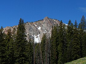 Foto de Backdrop Peak rigardita de la Baker Lake Trail.