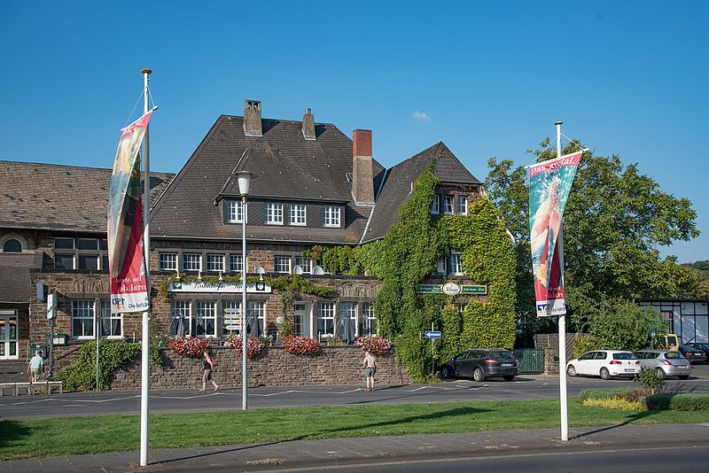 File:Bad Neuenahr-Ahrweiler, Hauptstraße 58, Bahnhof Bad Neuenahr-20160914-002.jpg