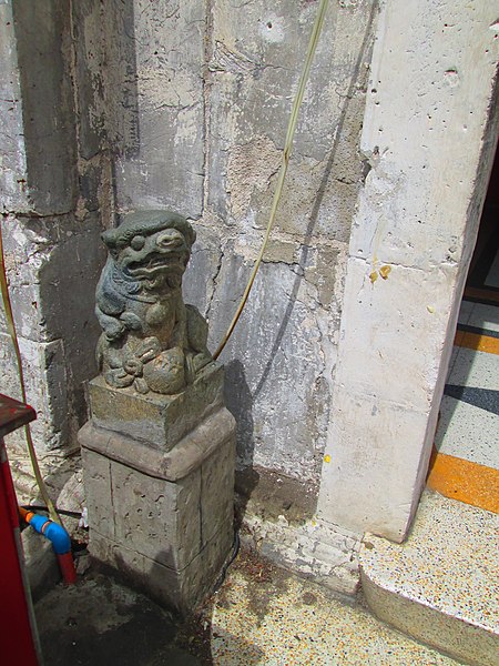 File:Basilica del Santo Niño - Front Door Foo Dog - Left-Hand Side.jpg