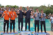 Deutsch: Beachvolleyball bei den Olympischen Jugendspielen 2018; Tag 11, 17. Oktober 2018; Jungen, Medaillenzeremonie - Gold: Schweden (David Åhman & Jonatan Hellvig), Silber: Niederlande (Matthew Immers & Yorick de Groot), Bronze: Argentinien (Bautista Amieva & Mauro Zelayeta) English: Beach volleyball at the 2018 Summer Youth Olympics at 17 October 2018 – Boys Victory ceremony - Gold: Sweden (David Åhman & Jonatan Hellvig), Silver: Netherlands (Matthew Immers & Yorick de Groot), Bronze: Argentina (Bautista Amieva & Mauro Zelayeta)