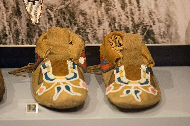 File:Beaded moccasins - Royal Ontario Museum (40233986142).jpg