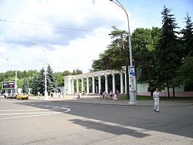 Галоўны ўваход з плошчы імя Калініна, аформлены ў выглядзе каланады