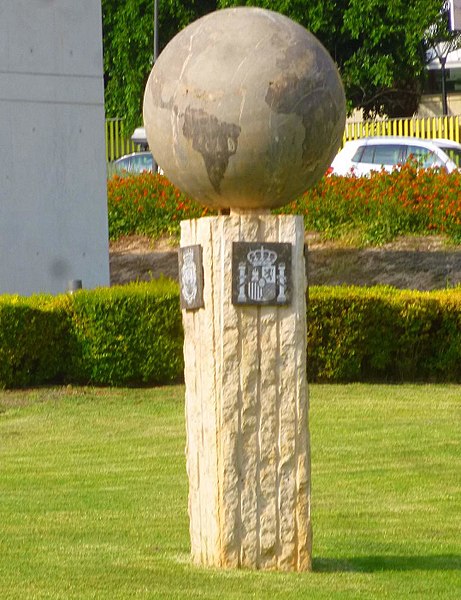 File:Benidorm - Plaza de SSMM los Reyes de España 1.jpg