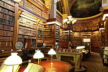 Ulusal Meclis kütüphanesinin okuma odasını gösteren fotoğraf.