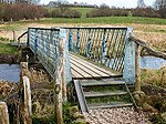 Blaue Stahlbrücke für Fußgänger