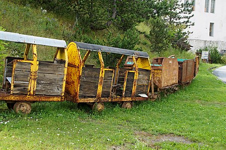 Ein Grubenzug zum Transport der Arbeiter, der bis vor wenigen Jahren im Bergbaugebiet Bleiberg in Kärnten im Einsatz war