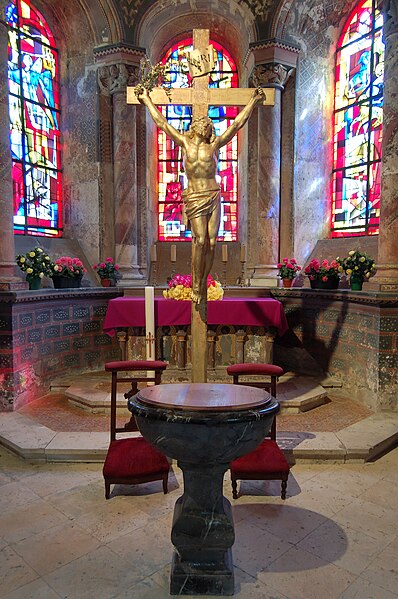 File:Blois Eglise Saint Nicolas Croix et fonds baptismaux 0054 DxO.jpg