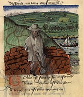 Dessin naïf d'un homme à l'avant-plan d'un paysage agraire, traversé par une rivière où passe un bateau ; l'homme équipé d'une bêche porte une ample chemise blanche, des chaussures noires pointues et un chapeau de paille, derrière lui, un tas de briques rouges.