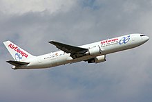 Uno degli ex Boeing 767-300ER nel 2009.