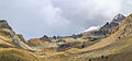 Boerderij Arpisson (2327m.) boven Gimillan in Cogne Valley (Italië). Beklemmende leegte boven de boerderij aan het eind van het dal.