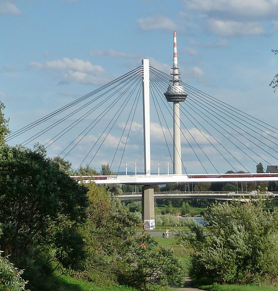 File:Brücke und Fernsehturm - panoramio.jpg