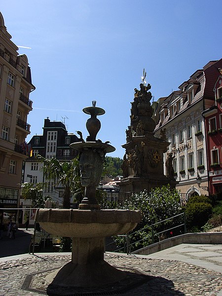 File:Brunnen und Statue (Karlsbad).JPG