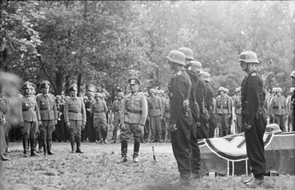Le Generaloberst Hermann Hoth devant le cercueil de Hünersdorff, recouvert du drapeau du Reich.