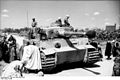 Tunesië: Tiger I met bemanning tussen de burgerbevolking, 1943.