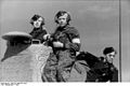 Bundesarchiv Bild 101I-490-3271-25A, Panzersoldaten neben Panzerturm.jpg