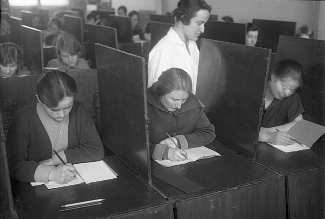 Femmes passant un test d'intelligence générale (Allemagne, 1931).