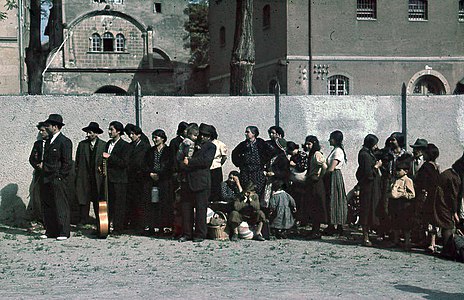 Ciutadans gitanos reunits per a ser deportats per les autoritats alemanyes (1940)
