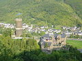 Burg Bischofstein, im Hintergrund Burgen
