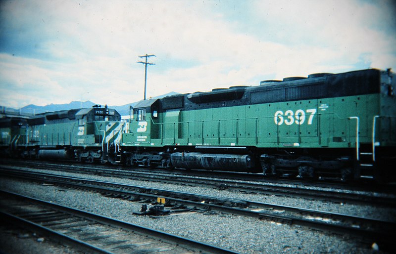 File:Burlington Northern BN 6397 (SDP40) & 7132 (SD40-2) (10569592775).jpg