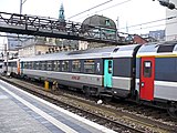 Voiture Corail des CFL incorporée entre une voiture SNCB et une locomotive SNCF à destination de la Suisse.