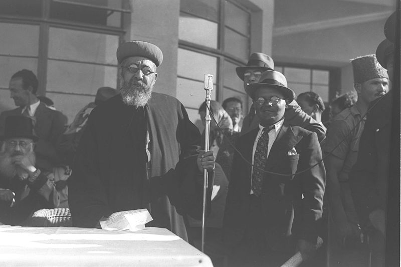 File:CHIEF RABBI UZIEL SPEAKING DURING THE GRADUATION CEREMONY OF THE FIRST PILOTS COURSE AT THE KATZ FLYING SCHOOL AT LOD AIRPORT. הרב הראשי בן ציון עוזיאD2-066.jpg